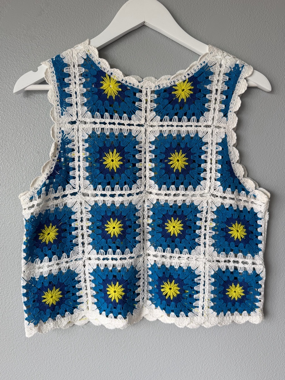 Sfera blue white floral crochet granny square cropped tank top Women’s sz L